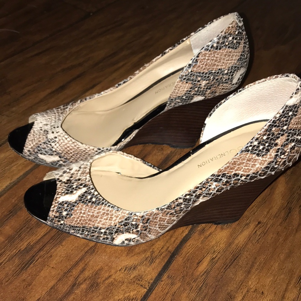 BCBG generation snake skin wedges 6.5